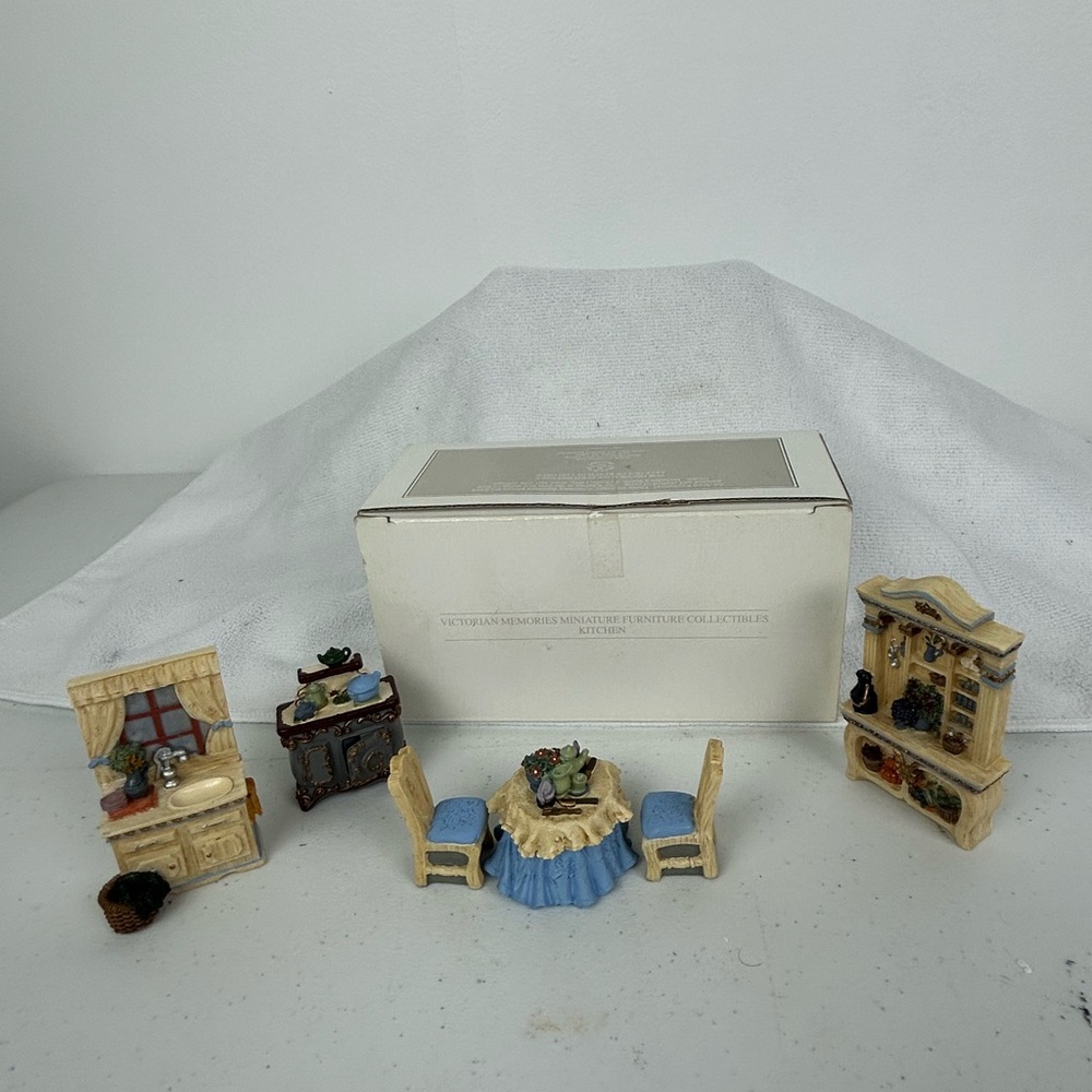 Avon NOS VTG '2001' Victorian Miniature Furniture Collection, Kitchen - Set of 6
